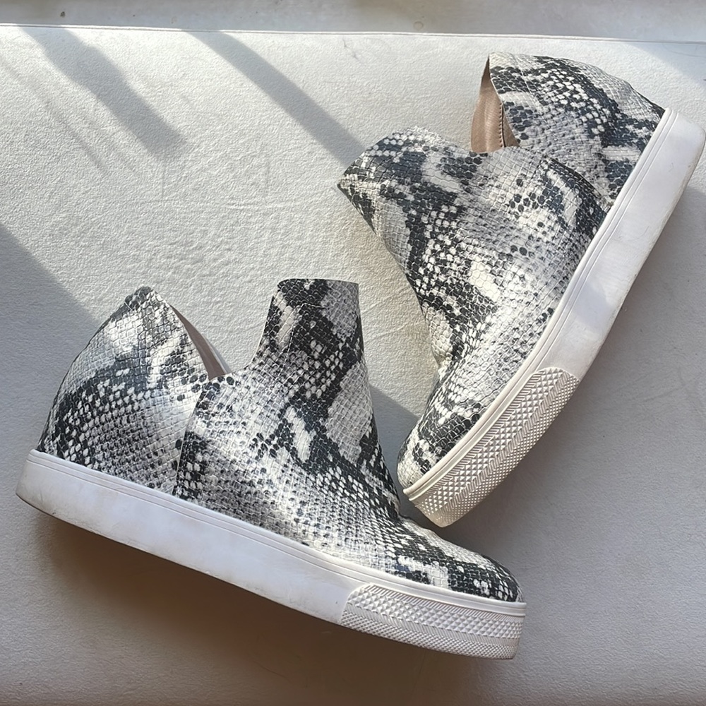 Steve Madden Wrangle Women’s Natural Snake Skin Sneakers. Size 9